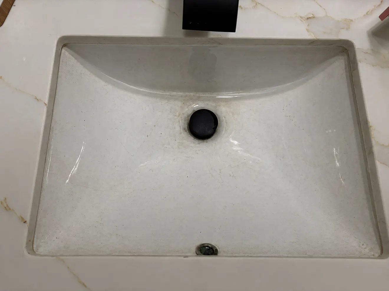 Lavabo sucio antes de la limpieza