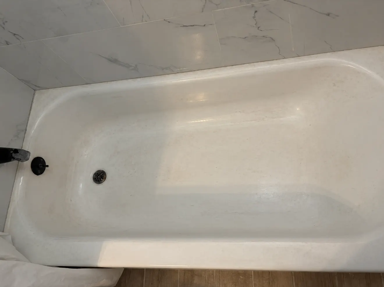 Stained bathtub before deep cleaning